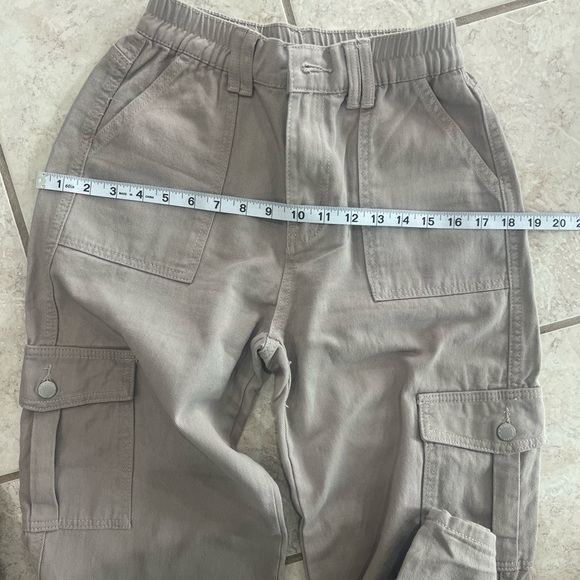 SHEIN PETITE High Waist Flap Pocket
Cargo Jeans
Color: Grey - Picture 7 of 11